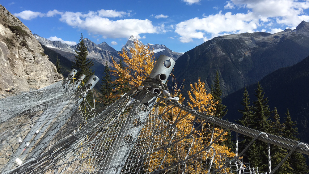 https://alpinesolutions.com/wp-content/uploads/2023/10/Cougar-Corner-Avalanche-Fence-1.jpg